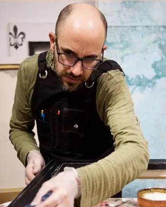 Joan Sarrias trabajando en el taller Moldumat